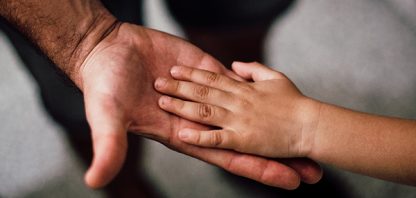 Barns hand i vuxen hand