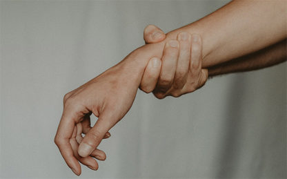 Våld - Hand håller hand